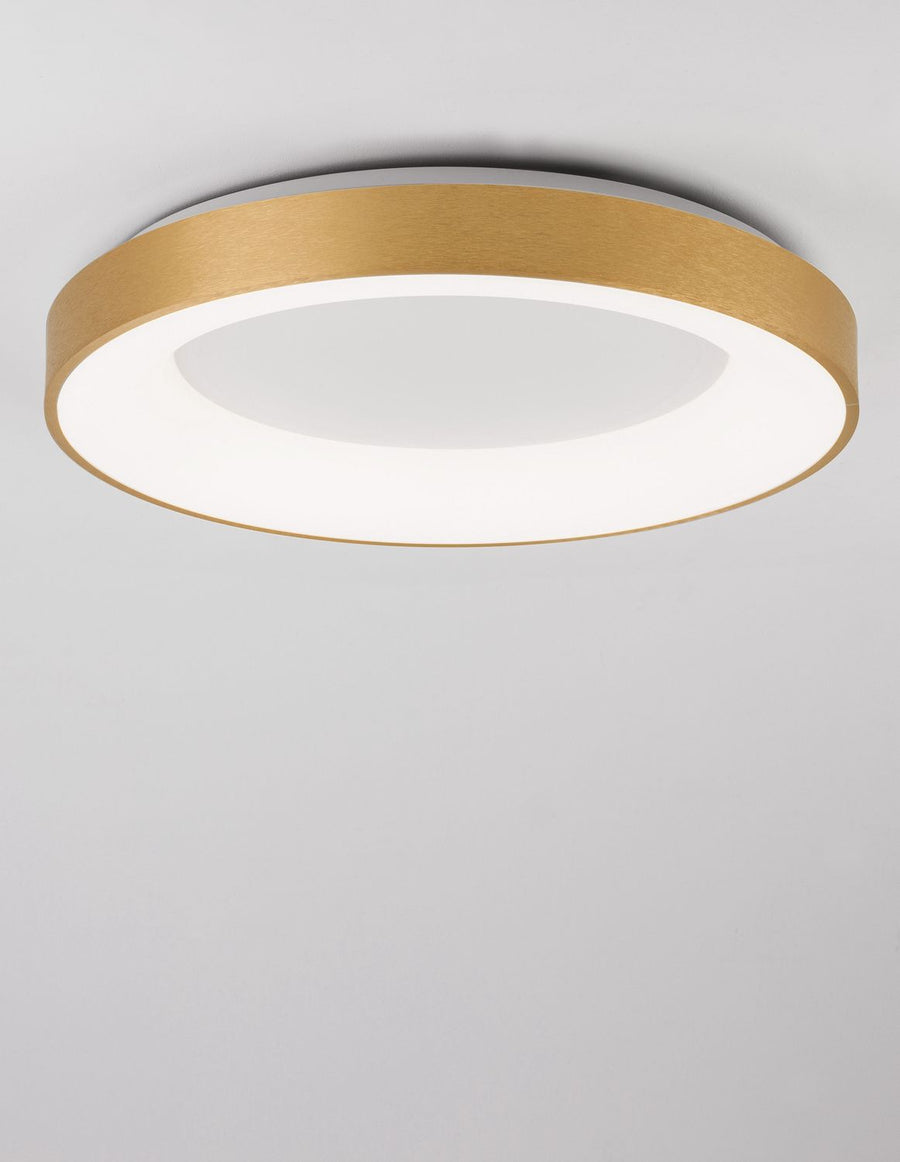 Produit vu de dessous sur fond gris, diffuseur blanc lumineux