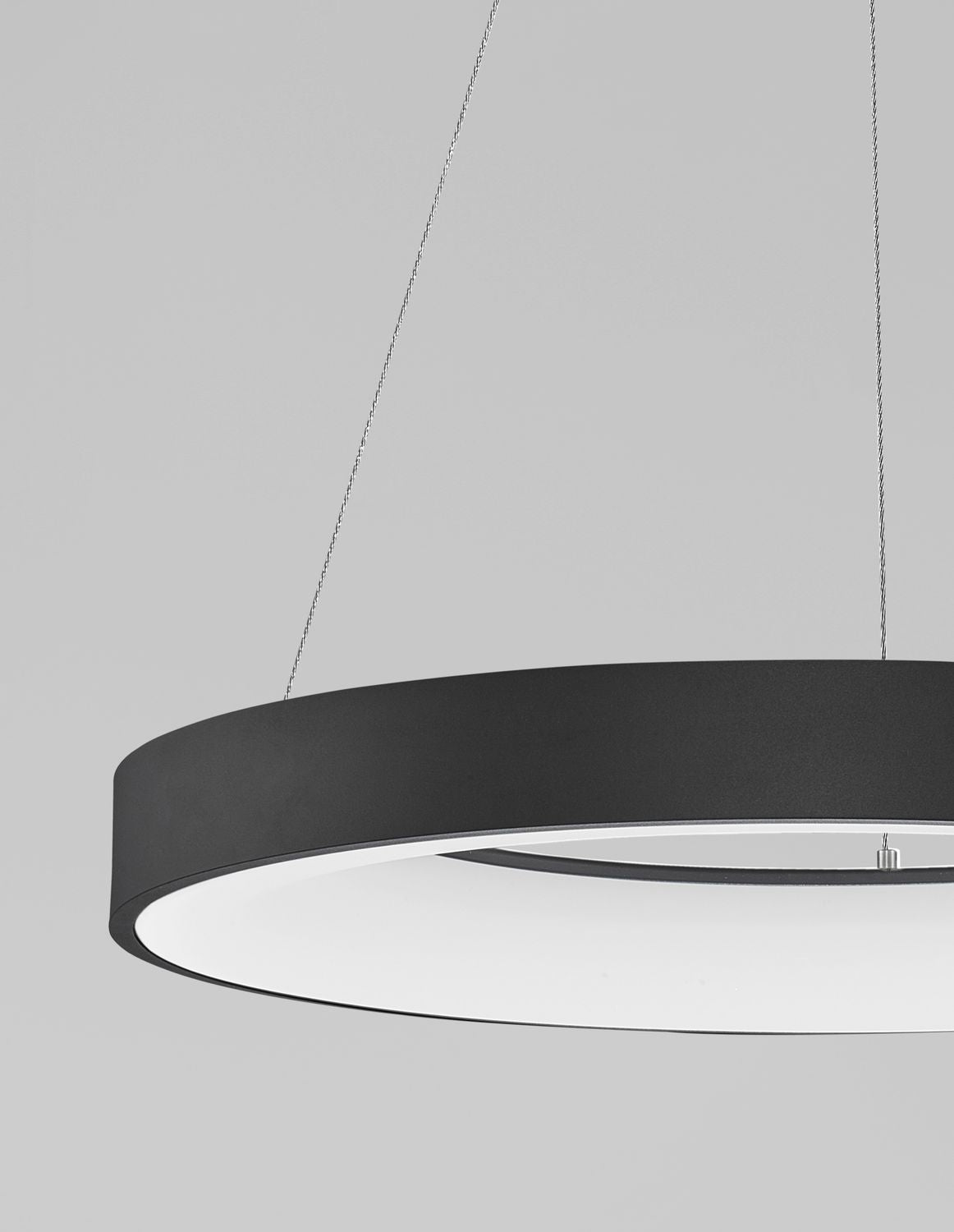 Détail du cerclage noir mat et du diffuseur blanc en gros plan