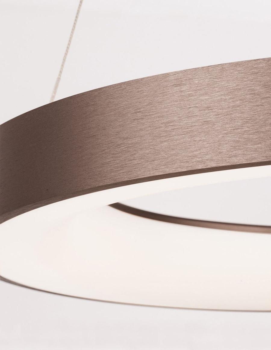 Détail de la finition bois brun brossé de l'anneau du luminaire