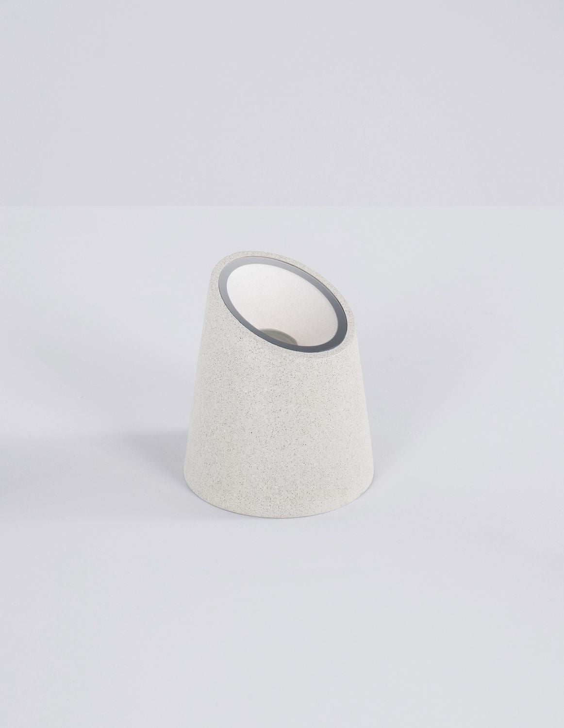 Autre angle de la borne blanche présentée sur fond blanc, ouverture oblique