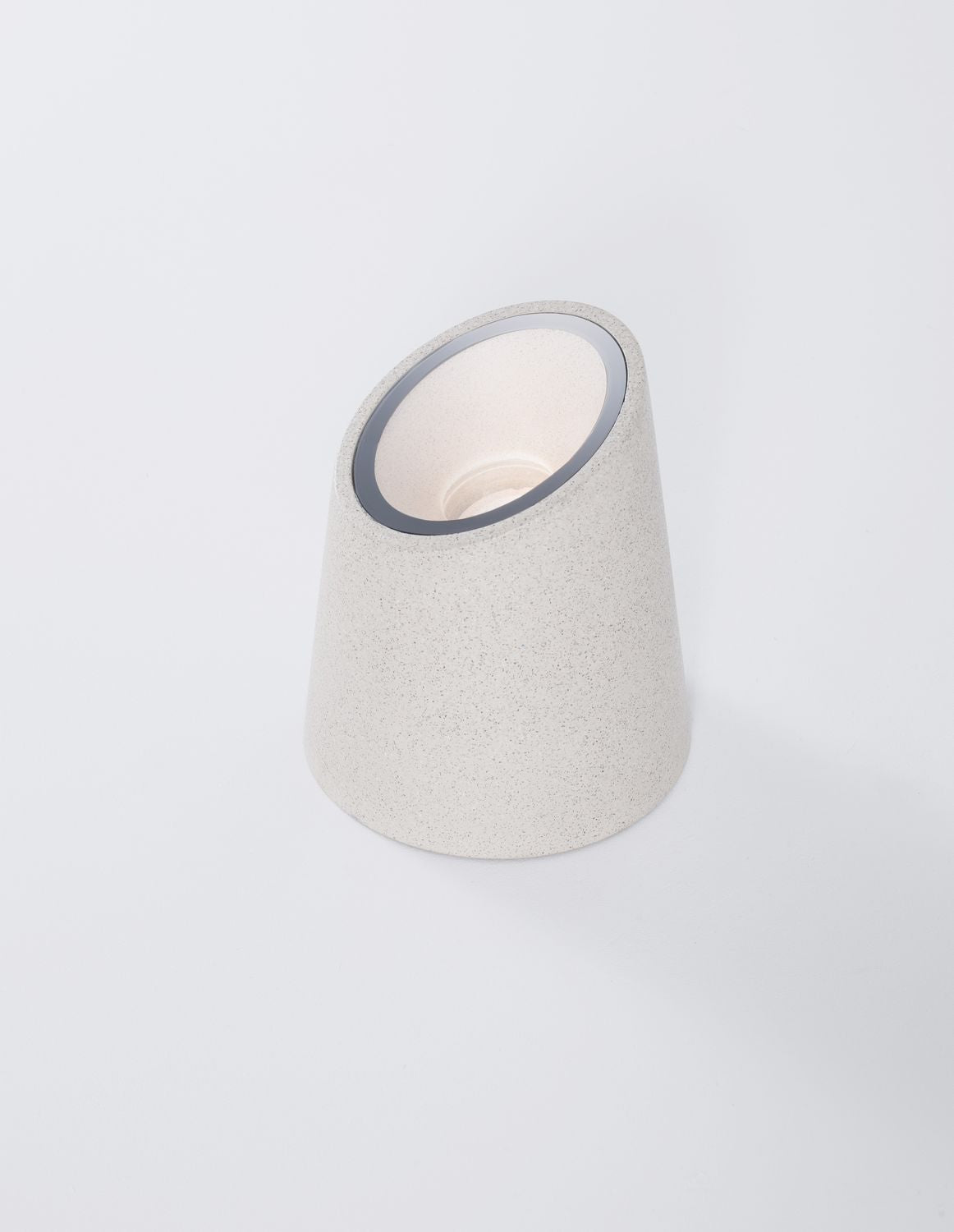 Détail rapproché de la borne blanche et de sa bague noire sur fond blanc