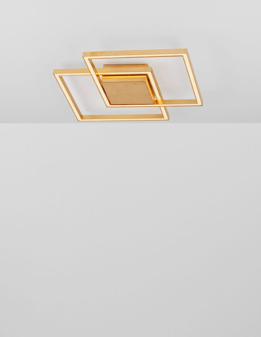 Plafonnier doré à deux cadres carrés superposés, vue de face sous plafond blanc
