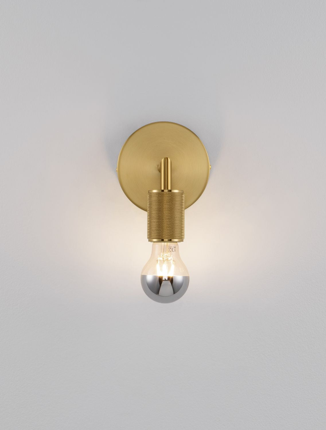 Mise en ambiance : lumière chaude diffusée par l'ampoule à filament