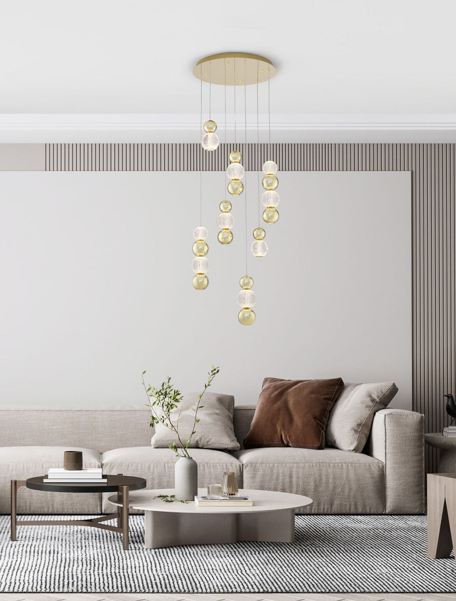 Suspension dorée allumée au-dessus d'un canapé beige dans un salon contemporain