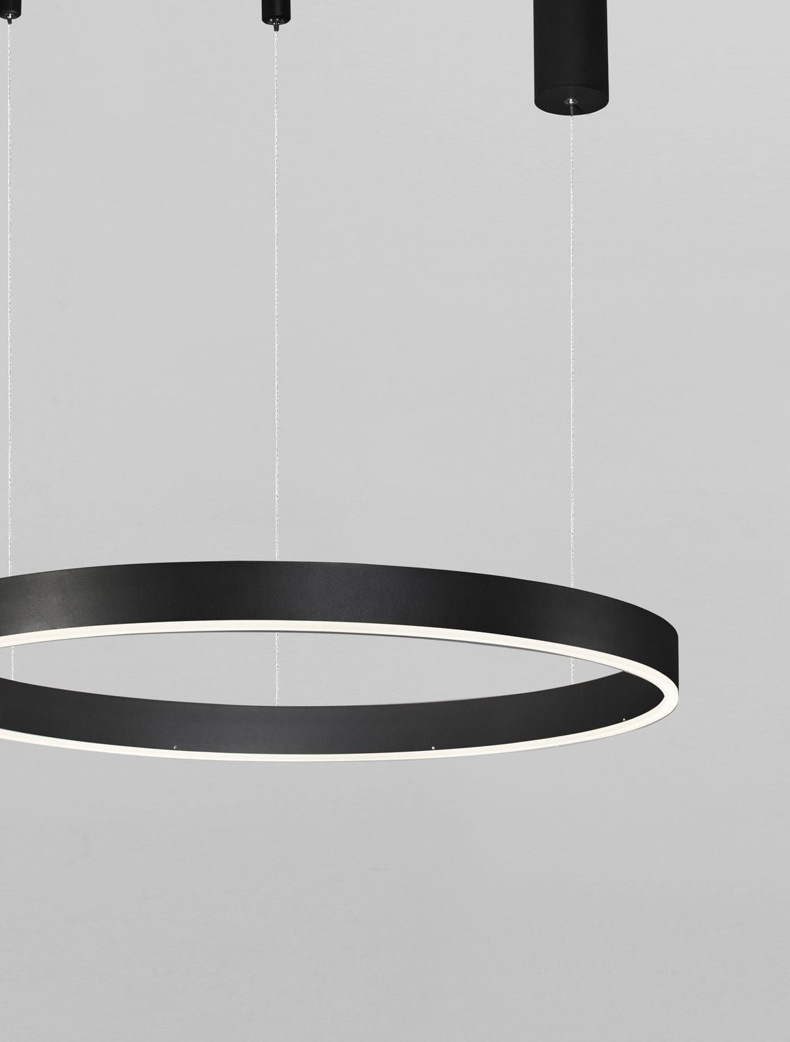Détail de la finition mate et de la bande LED blanche inférieure