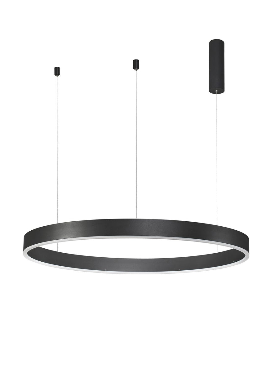 Vue de face du luminaire suspendu anneau noir isolé sur fond blanc studio