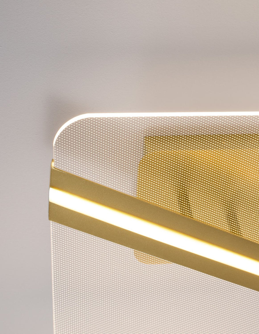 Détail de l'angle du plafonnier avec abat-jour perforé et bande dorée lumineuse