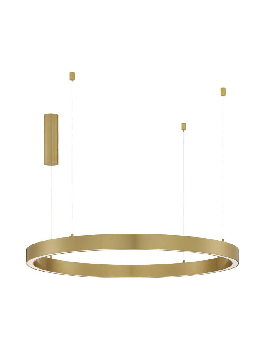 Plan large sur fond blanc du luminaire suspendu, anneau laiton et fines suspentes.