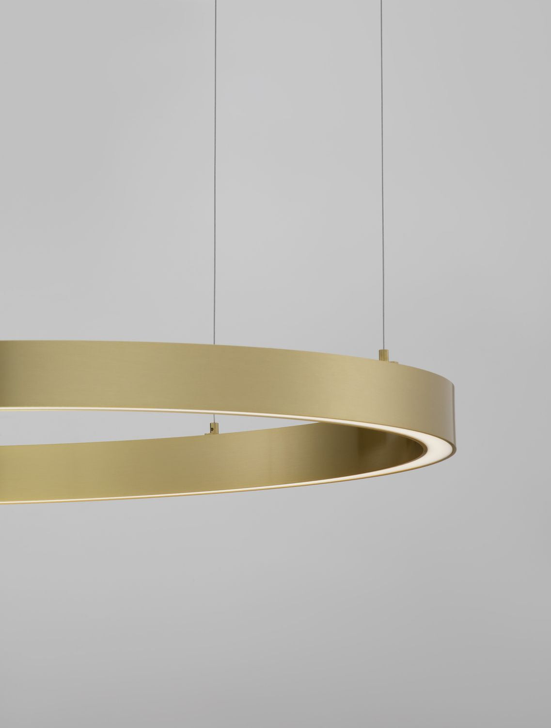 Détail de la finition dorée et du bandeau lumineux LED intégré à l’anneau.