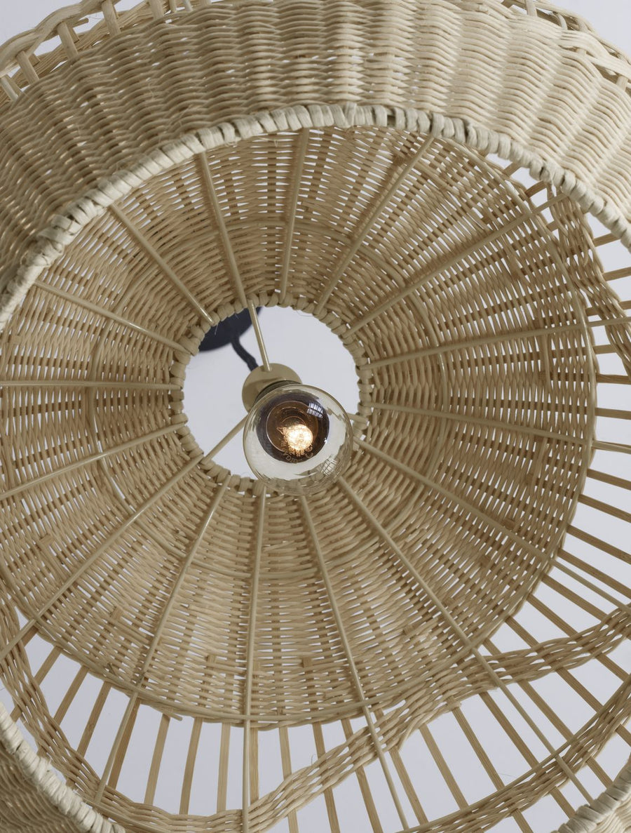 Vue par le dessous montrant la douille, l'ampoule allumée et la structure rayonnante du rotin