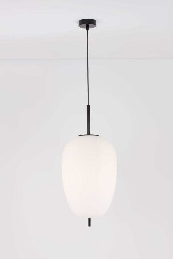 Suspension ovale en verre opalin blanc et support noir vue de trois quarts.