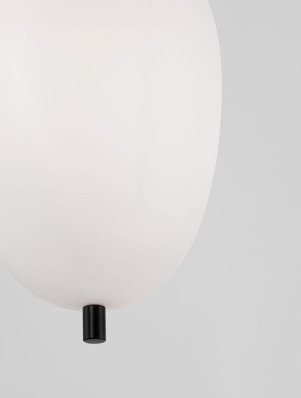 Détail du bas du verre opalin terminé par un embout cylindrique noir