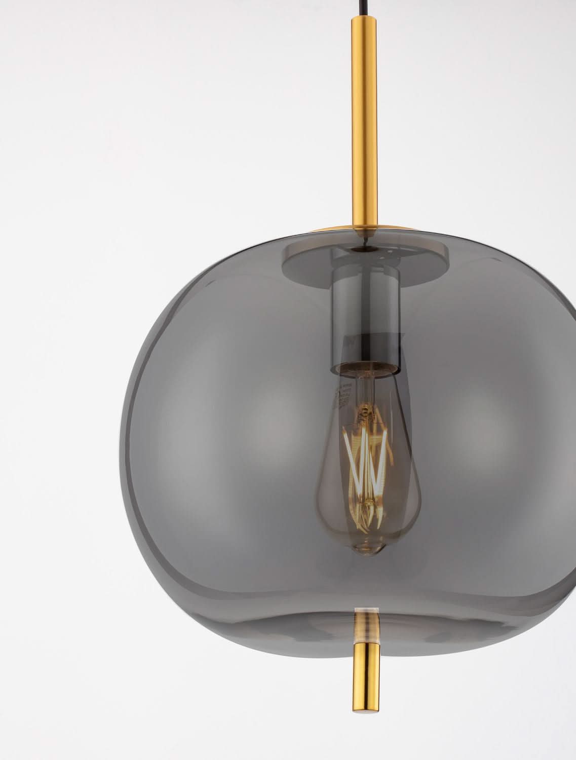Gros plan sur la finition dorée et le verre fumé transparent du diffuseur