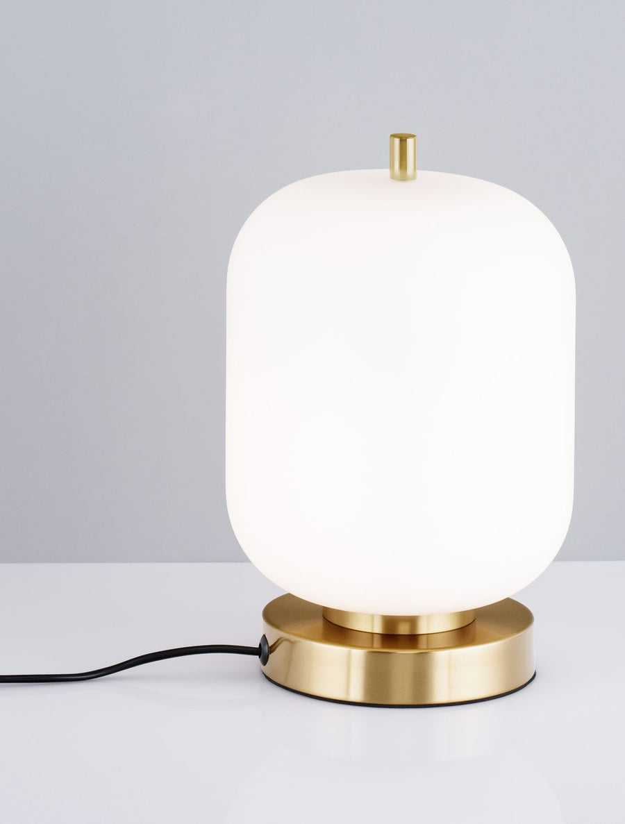 Vue de trois quarts de la lampe allumée avec son câble d'alimentation noir