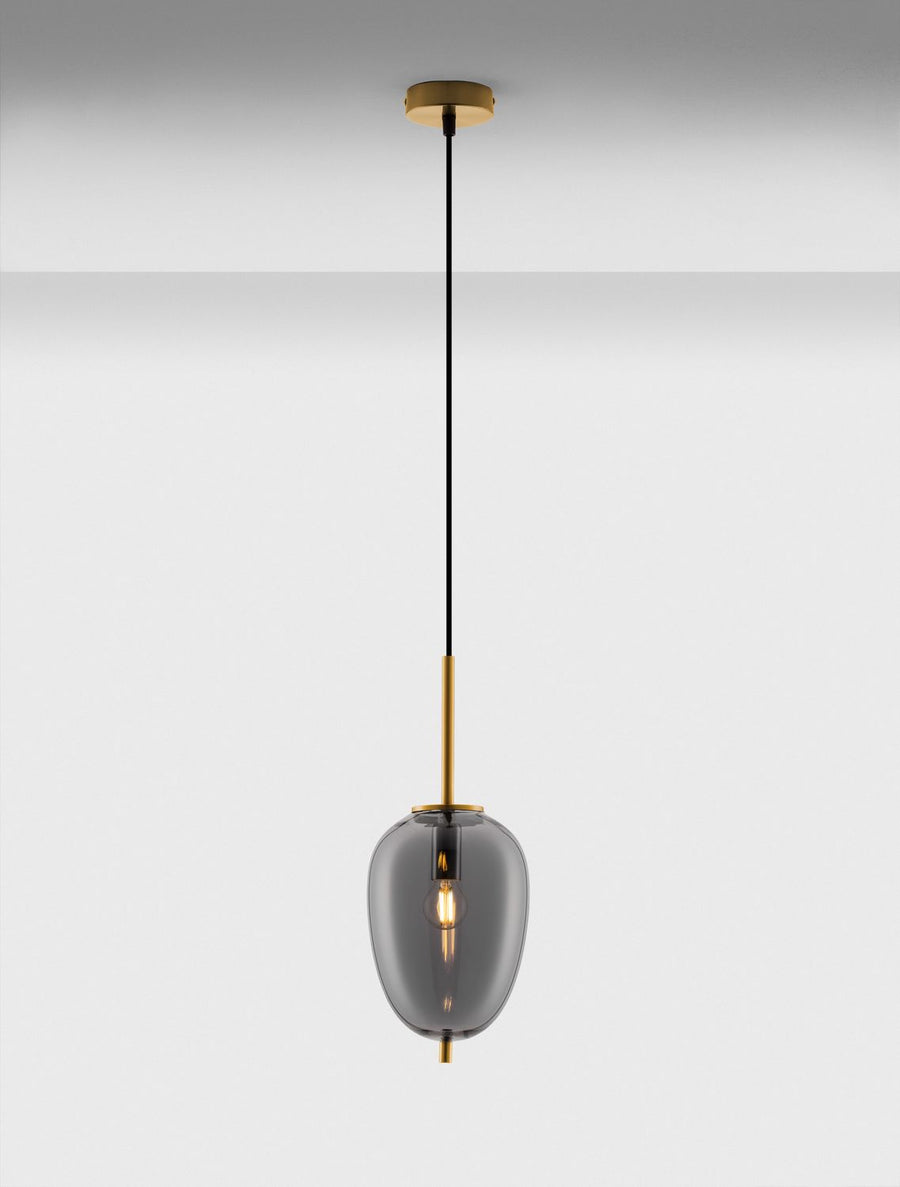 Suspension éclairée vue de face, rosace et câble apparents, verre fumé et reflets dorés.