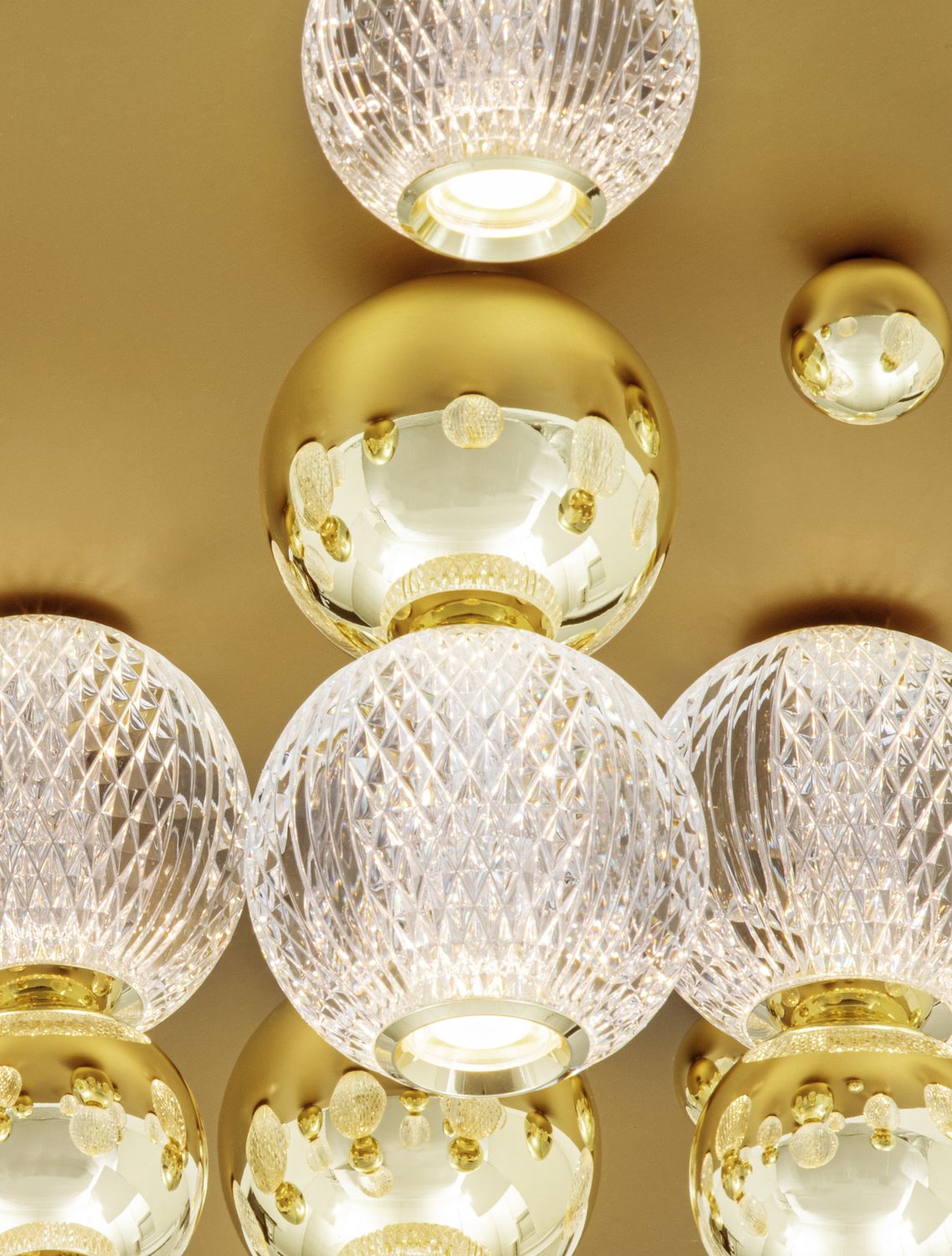 Gros plan sur les boules de cristal taillé et les sphères dorées réfléchissantes