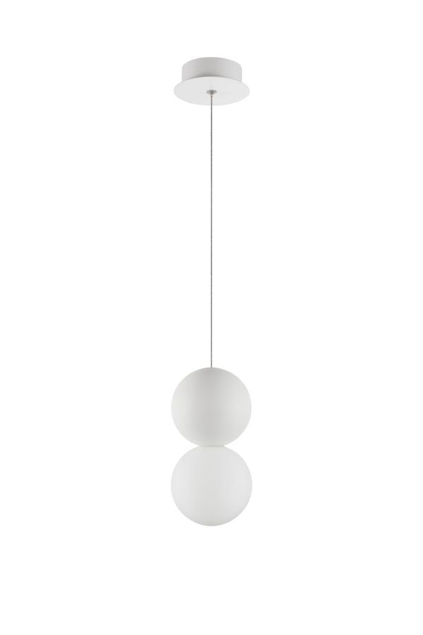Vue de face du luminaire suspendu, avec deux globes blancs et rosace au plafond.