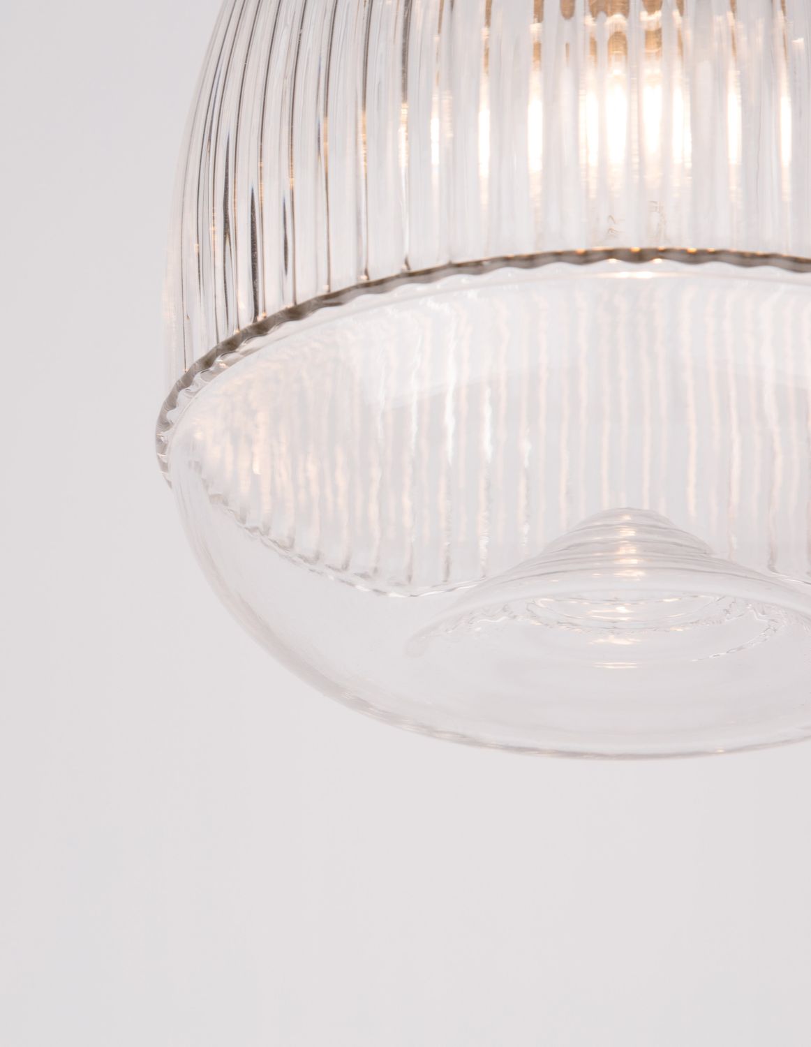 Gros plan sur la base bombée du verre et ses stries