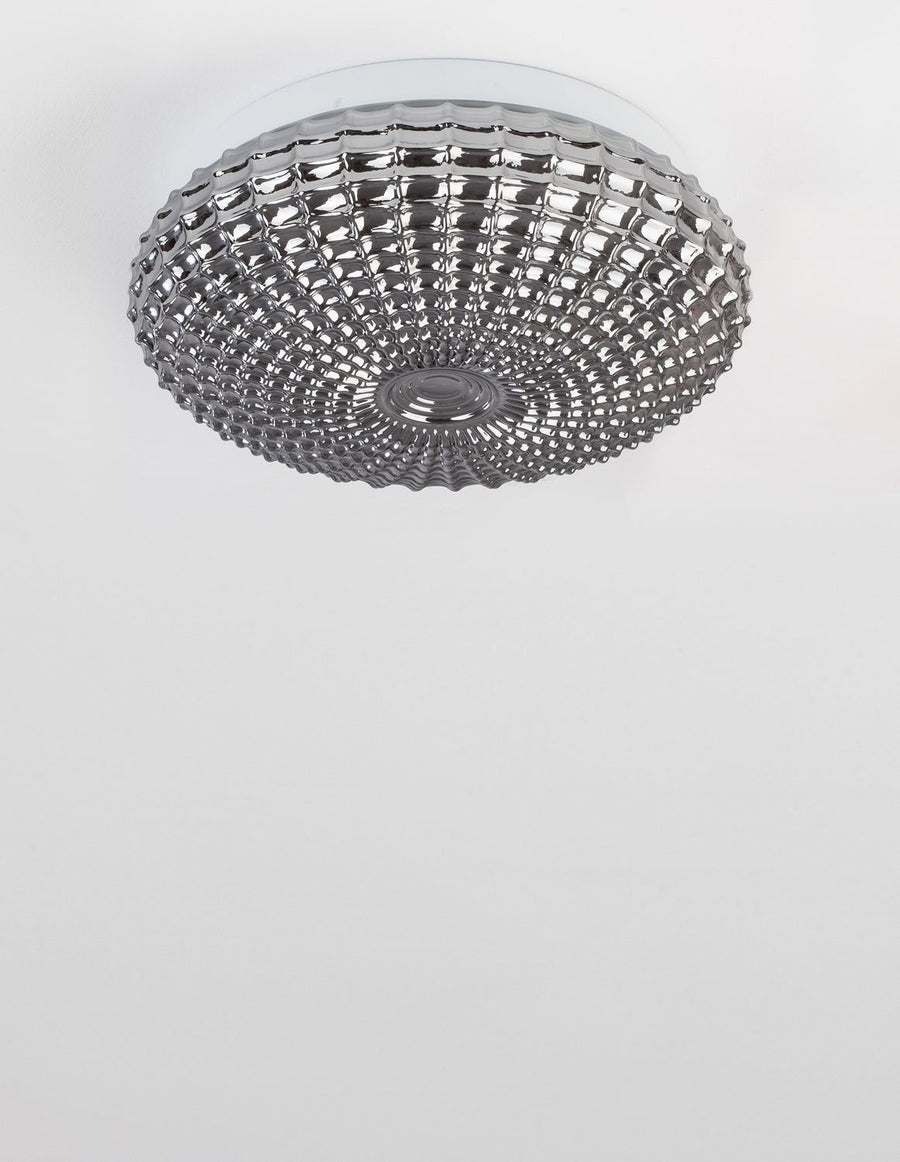 Vue de face du plafonnier éteint, verre fumé et bord ondulé