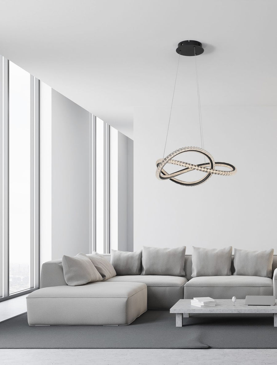 Suspension noire allumée au-dessus d'un canapé gris dans un salon lumineux