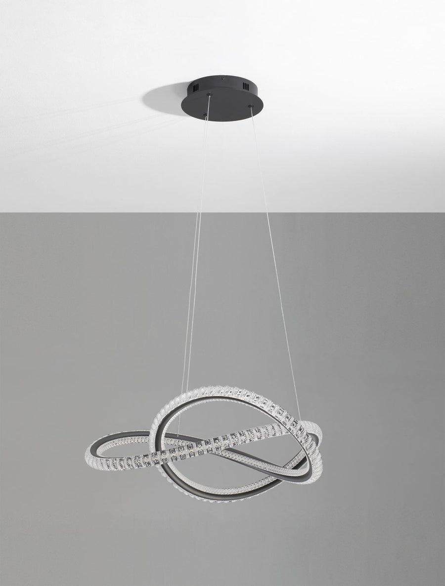 Vue de trois quarts sur fond gris, structure noire et anneaux sertis illuminés