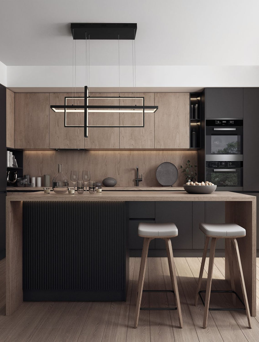 Suspension noire géométrique installée au-dessus d'un îlot de cuisine en bois clair