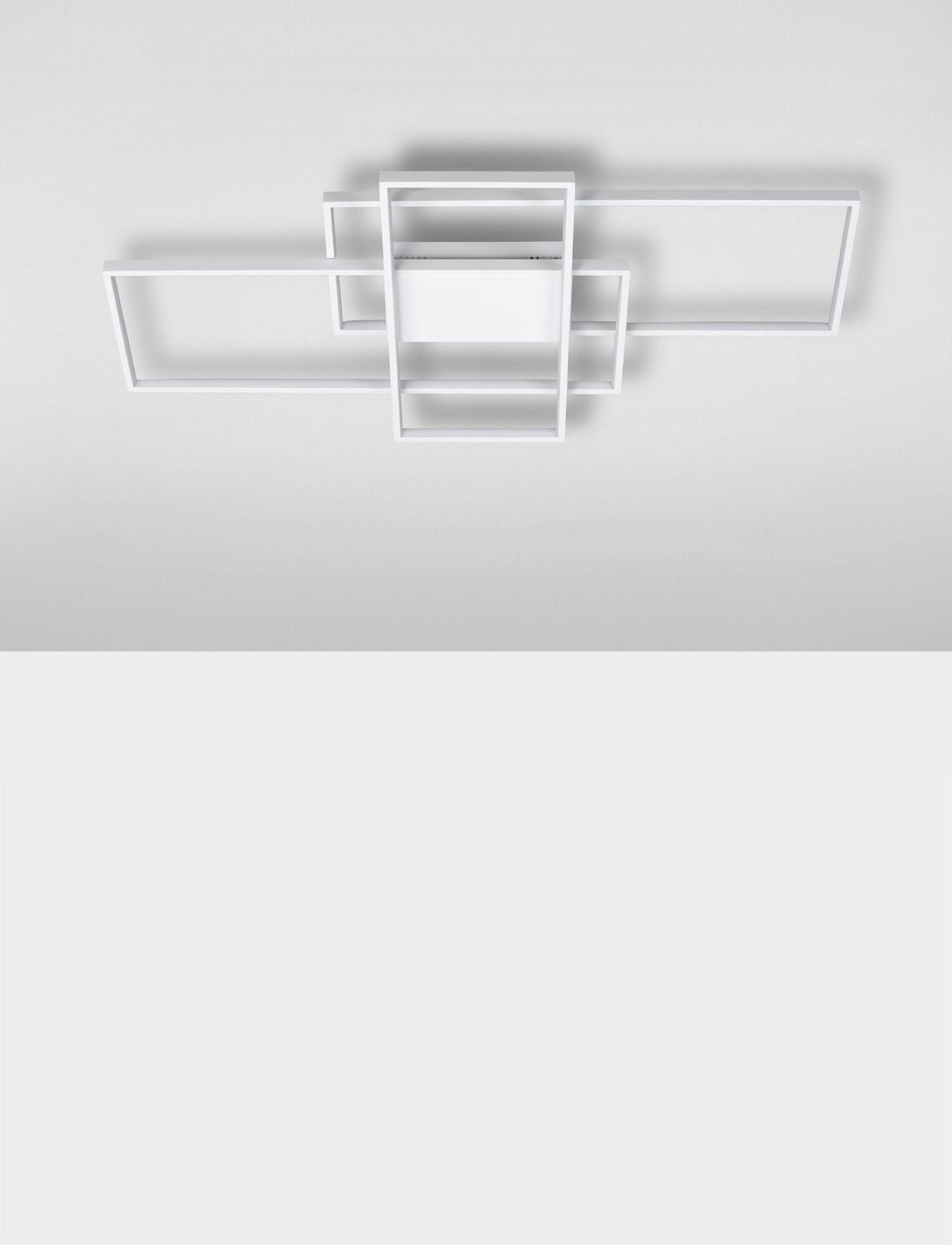 Luminaire blanc installé au plafond, cadres géométriques superposés créant un motif graphique.