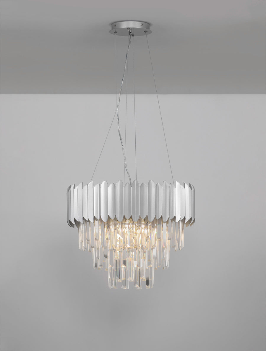 Suspension allumée, éclat des cristaux et lumière chaude visible