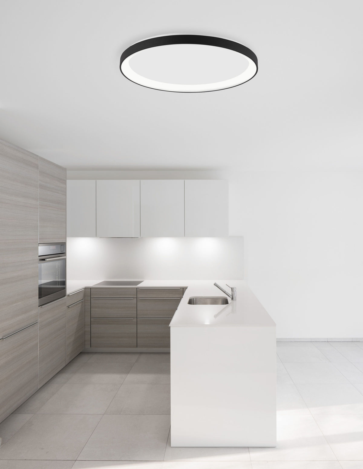 Plafonnier rond noir et blanc installé au plafond dans une cuisine moderne