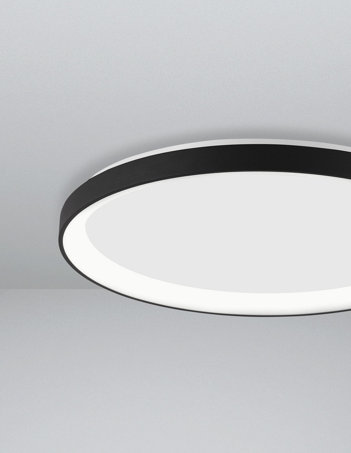 Gros plan sur le bord noir et le bandeau lumineux du plafonnier
