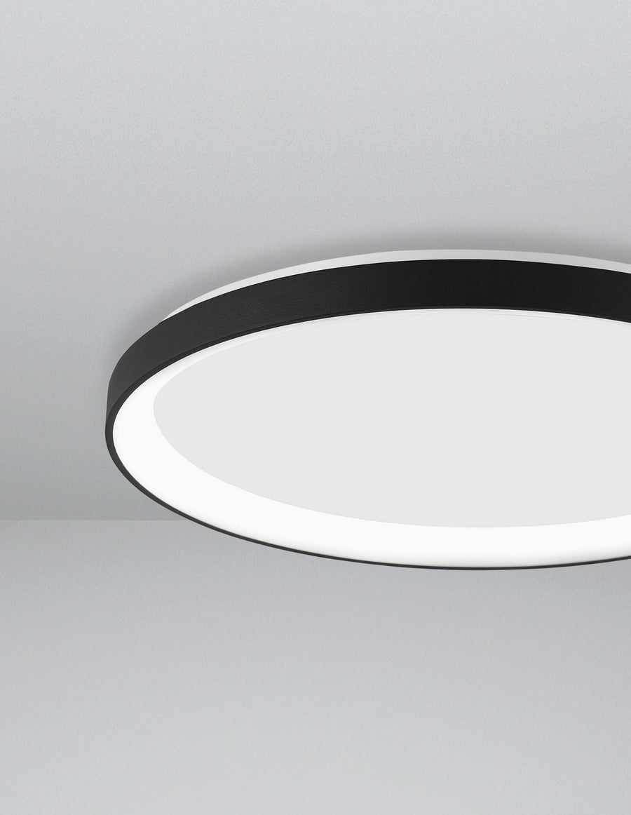 Gros plan sur le bord noir et le bandeau lumineux du plafonnier