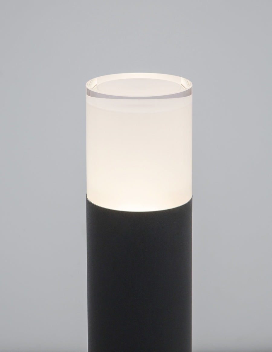 Détail du diffuseur blanc et de la bague transparente en partie haute.