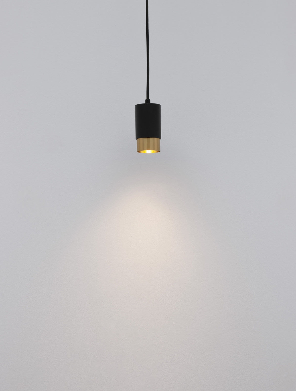 Mise en ambiance avec halo de lumière chaude projeté sur le mur