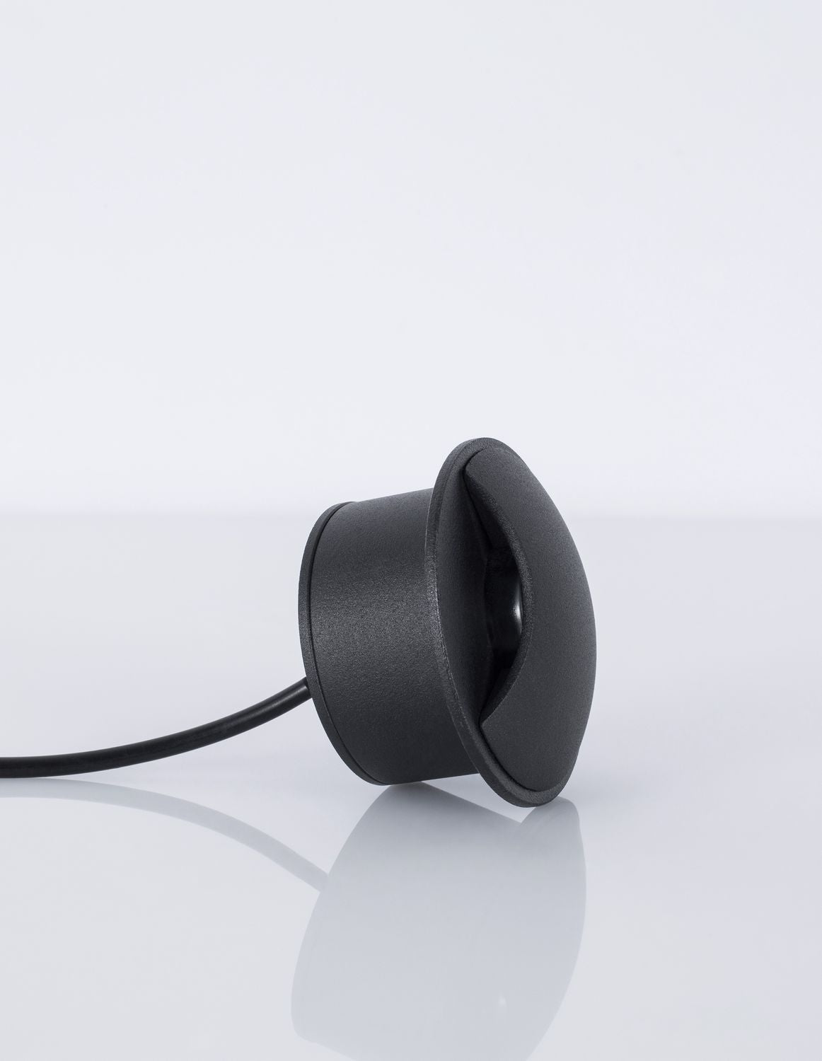 Profil du boîtier cylindrique noir sans éclairage, capot légèrement relevé