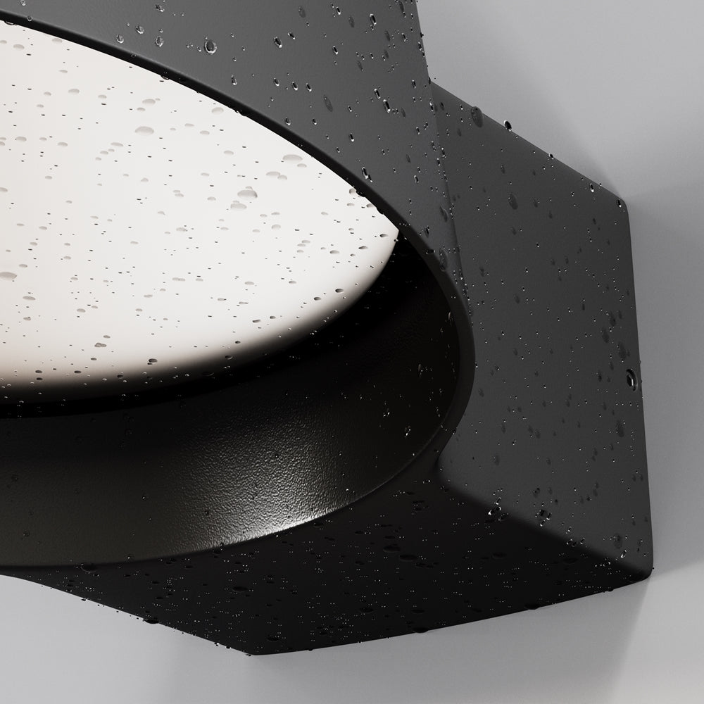 Détail du luminaire couvert de gouttes d'eau, résistance aux intempéries.