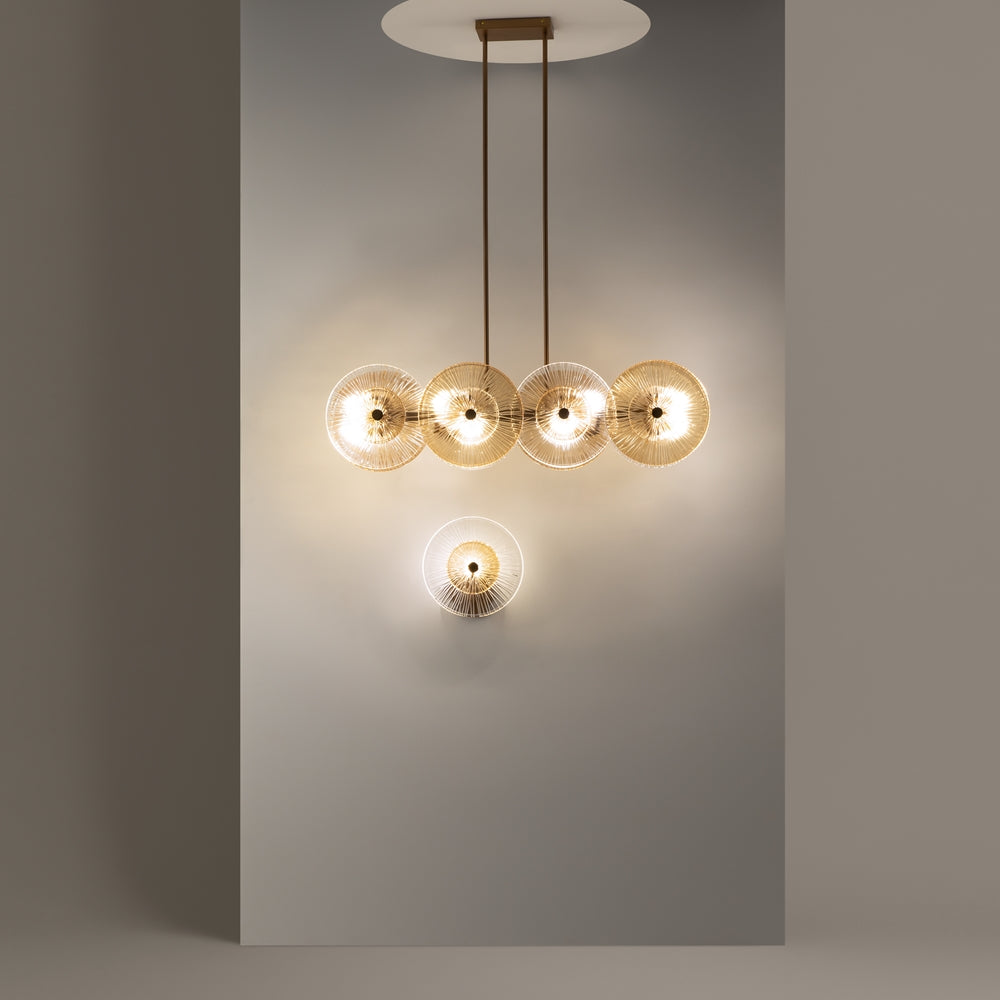 Mise en ambiance sur mur gris avec petit luminaire mural assorti