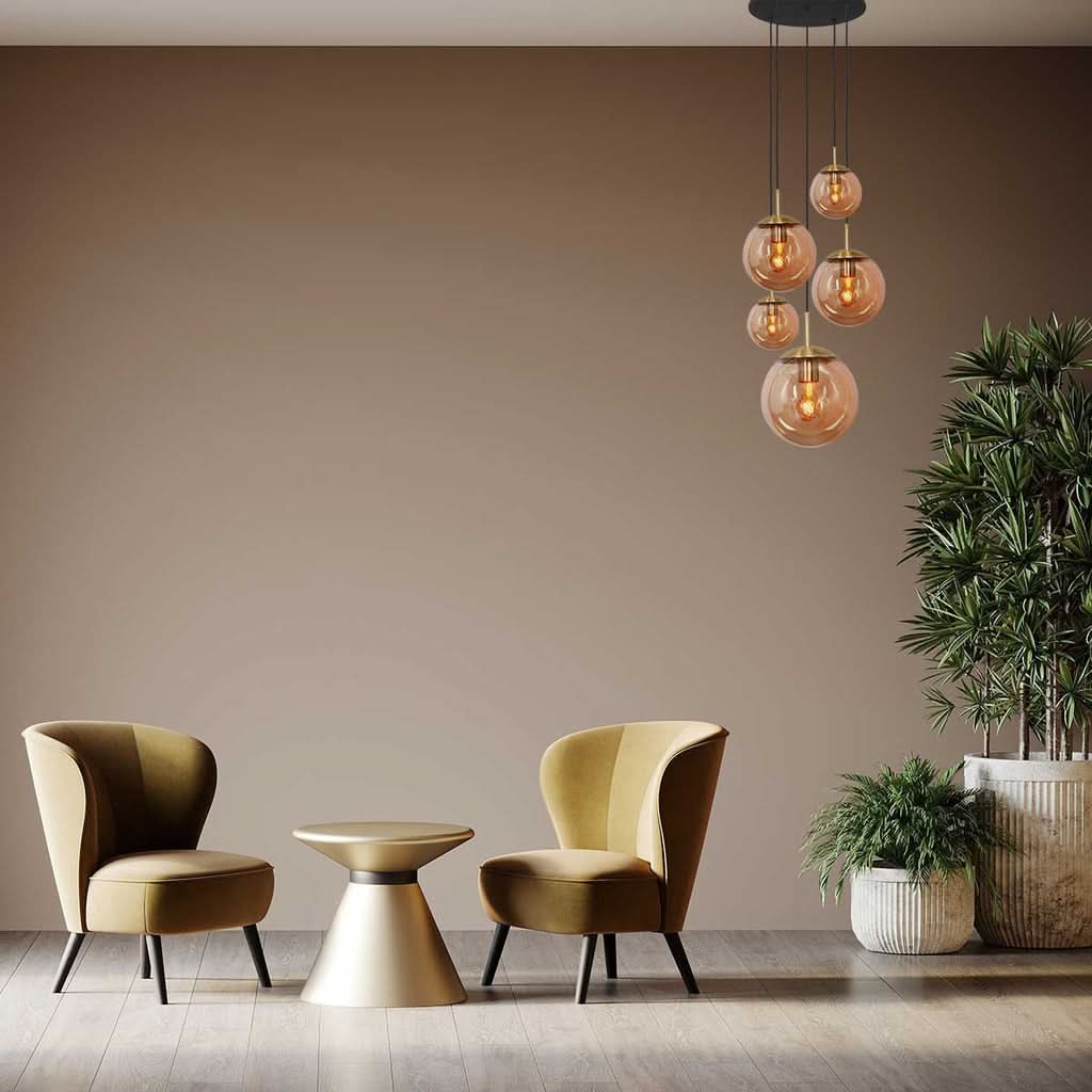 Mise en ambiance dans un salon beige avec fauteuils moutarde et plante verte