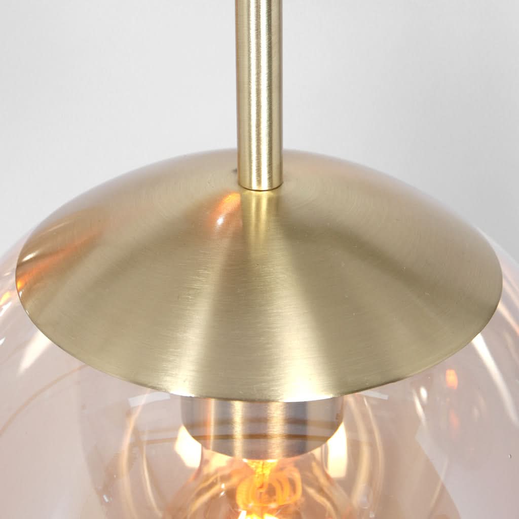 Détail de la finition laiton brossé du support et du globe de verre