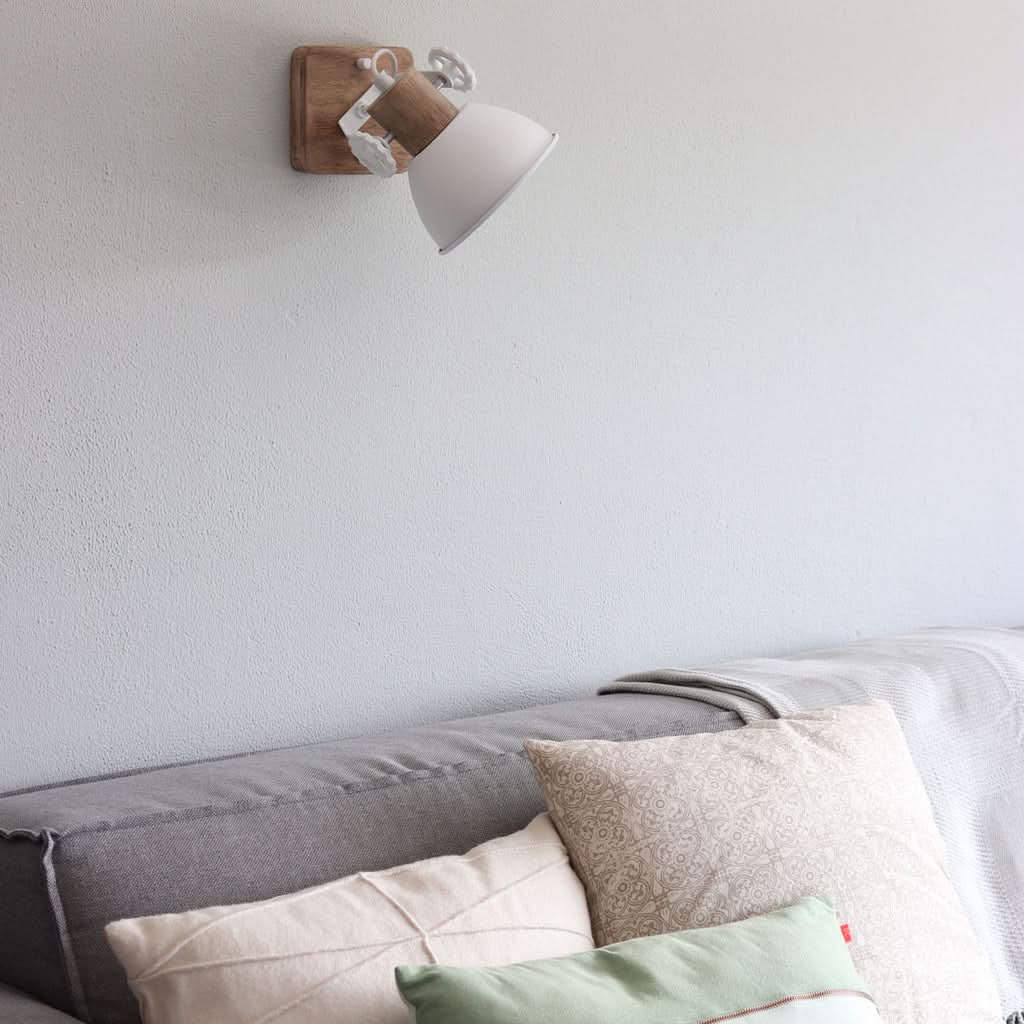 Plafonnier industriel blanc installé au-dessus d un canapé, ambiance salon cosy