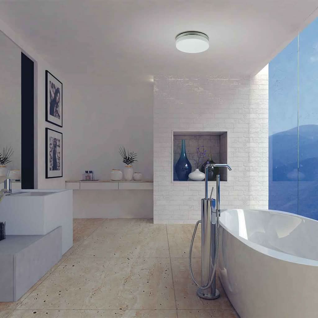 Mise en ambiance dans une salle de bain moderne, plafonnier allumé au plafond.