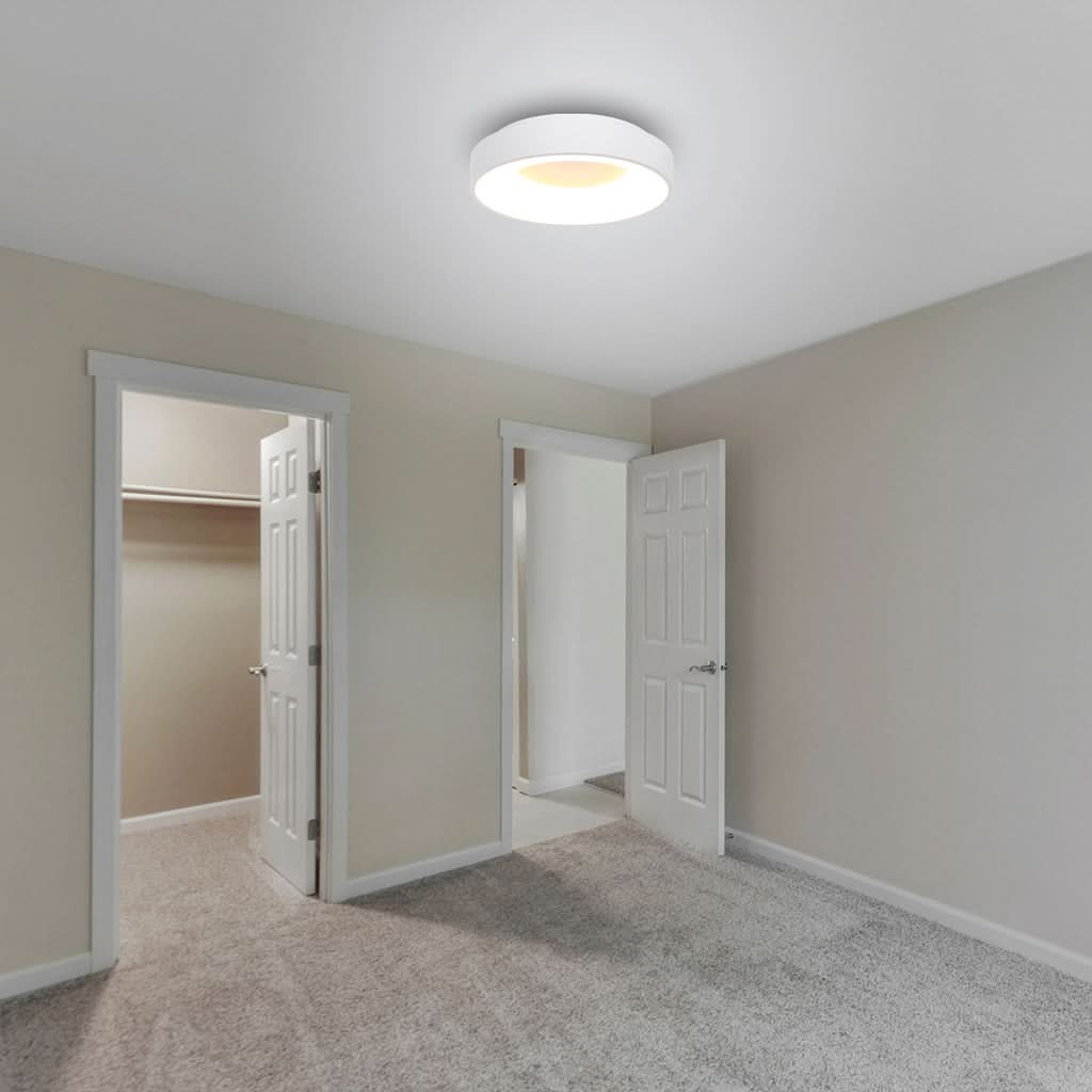 Plafonnier blanc installé au plafond d'une chambre vide avec placard
