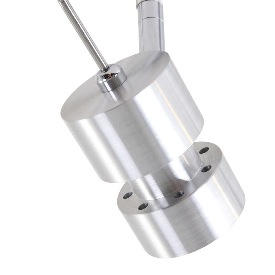 Gros plan sur un projecteur cylindrique orientable et son support métallique.