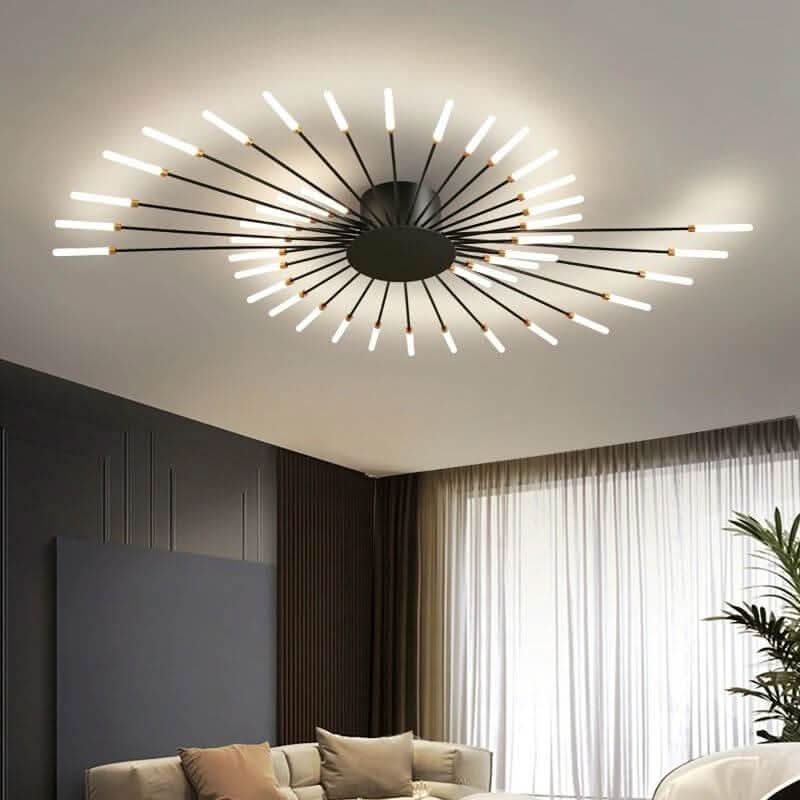 Version noire du luminaire fixée au plafond, éclairant un séjour avec canapé et rideaux.