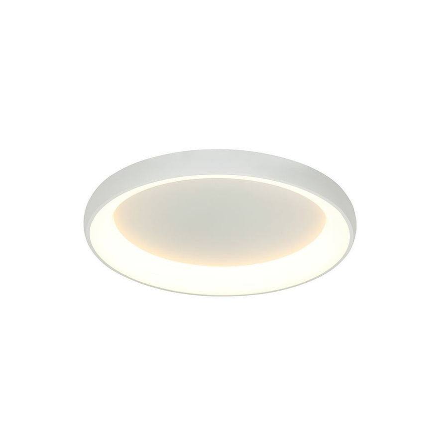 Vue de face du plafonnier rond blanc sable allumé, anneau lumineux périphérique.
