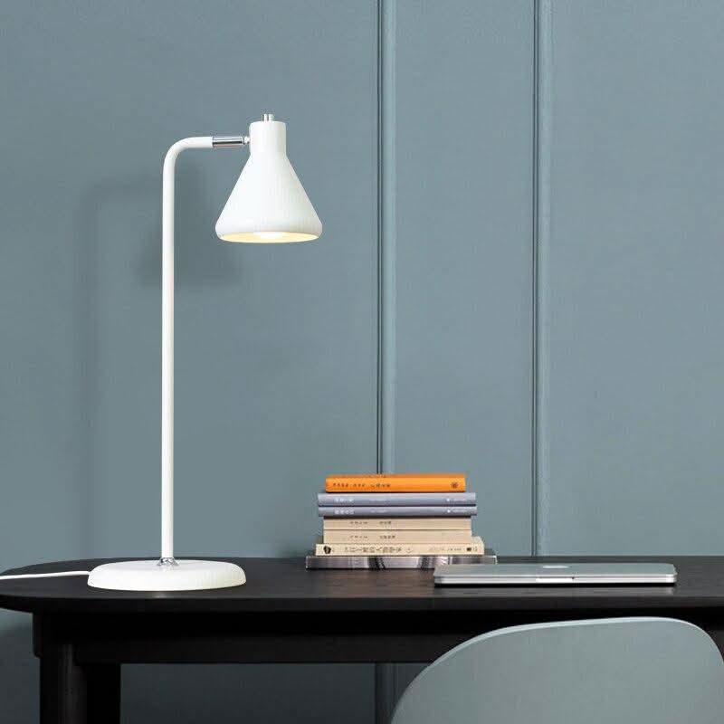Lampe à poser design à LED avec tube en métal coloré et forme triangulaire Light | Designix - Luminaire - https://designix.fr