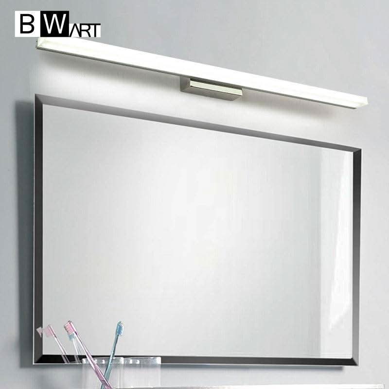 Applique allumée fixée au-dessus d'un miroir de salle de bain, ambiance réelle
