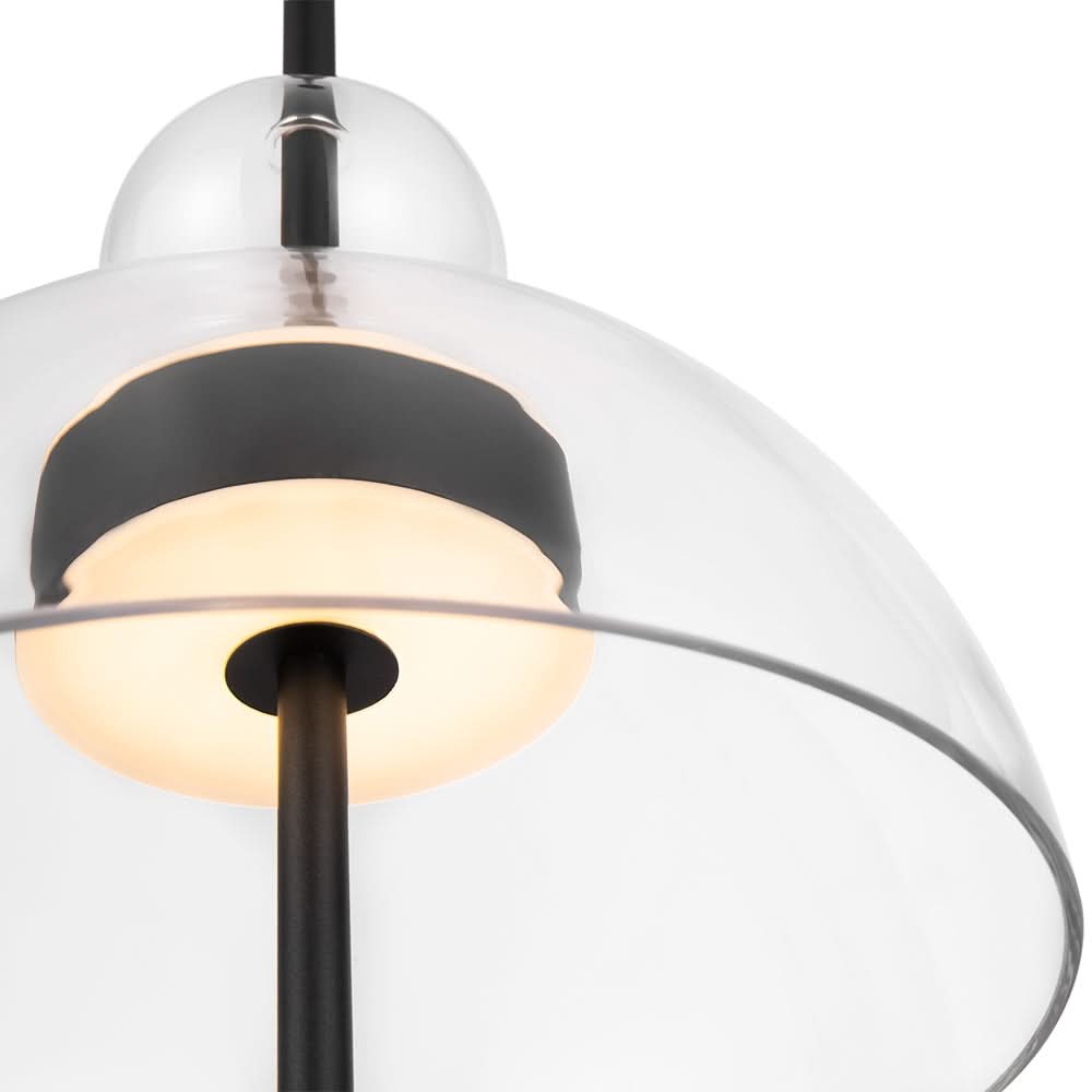 Détail rapproché du diffuseur noir cerclé diffusant une lumière chaude sous la coupole