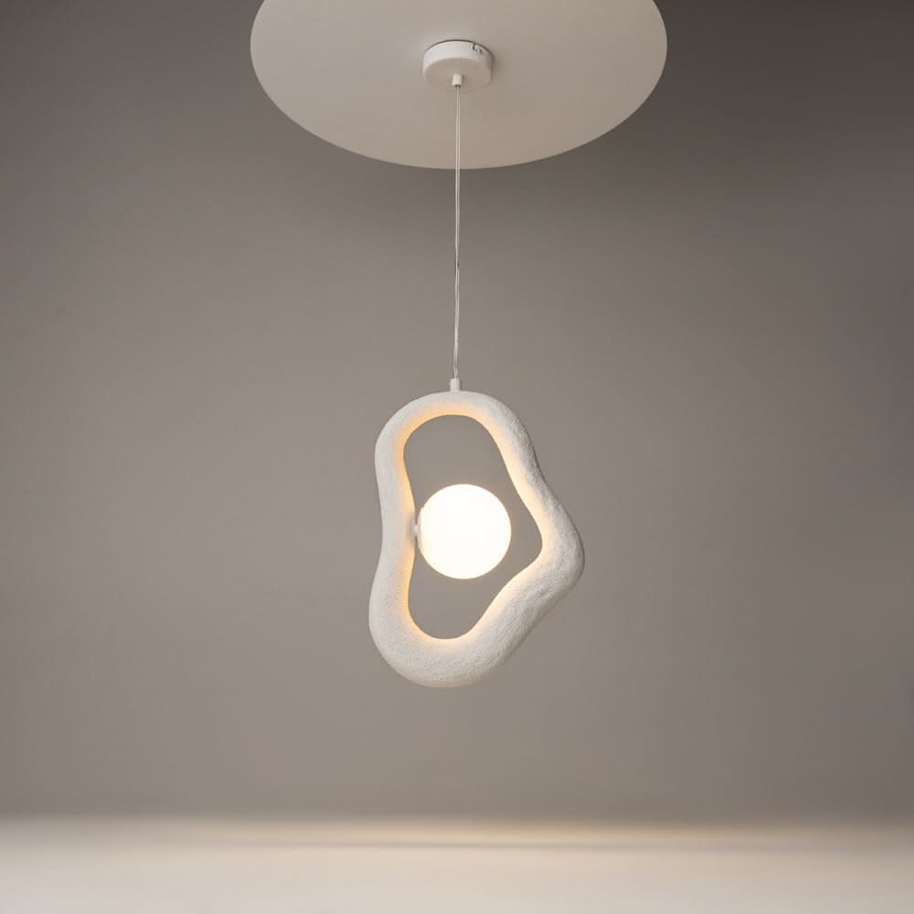 Luminaire suspendu allumé sous plafond, halo chaud diffusé dans la pièce