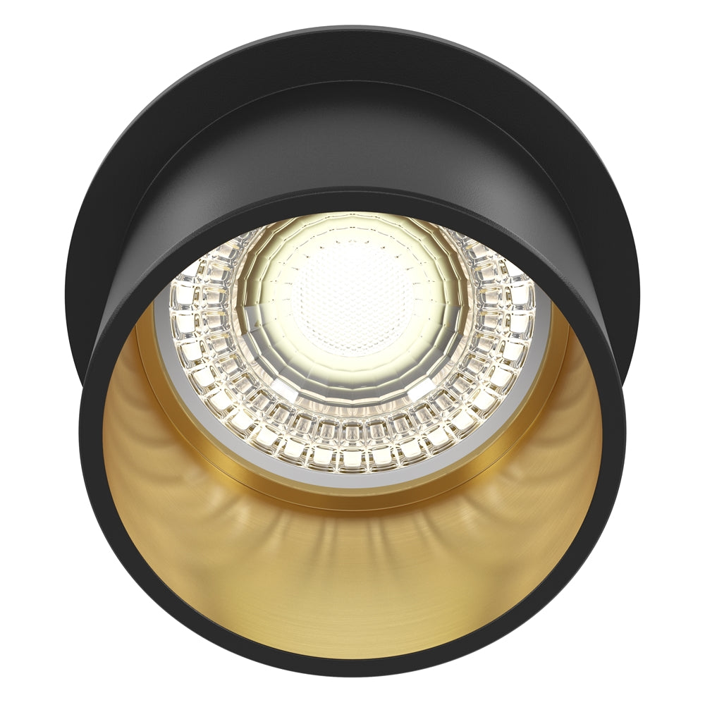 Détail du réflecteur doré et du module LED facetté au centre