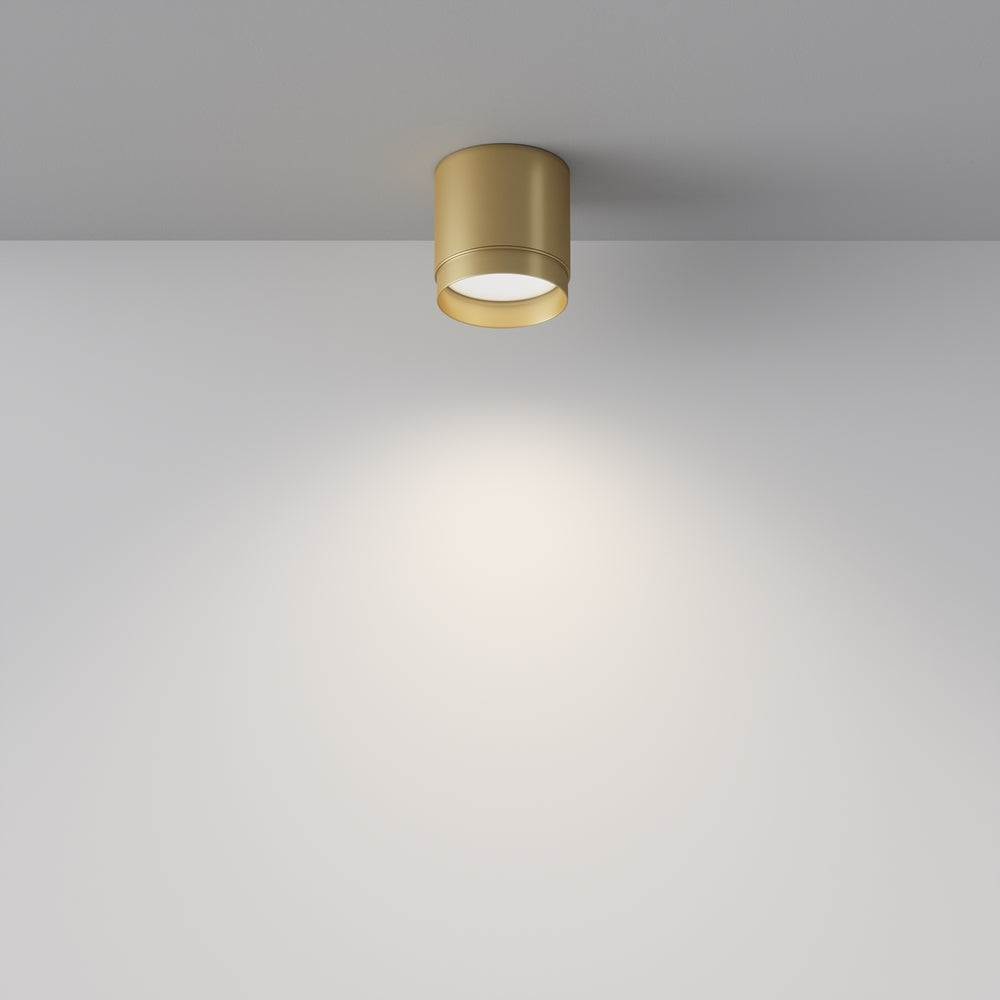 Mise en ambiance du plafonnier doré allumé au plafond d'une pièce